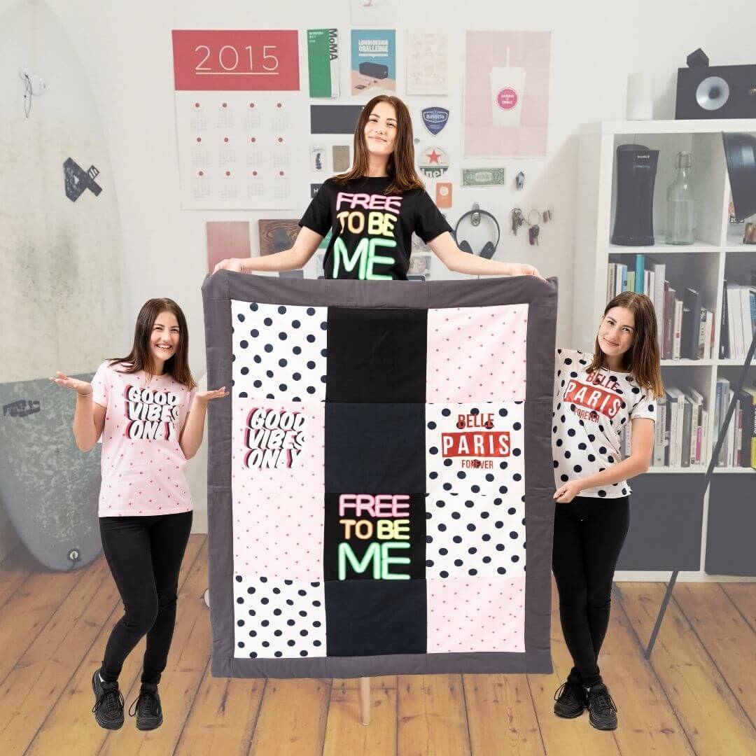 Dziewczyny w pokoju nastolatki stoja i prezentuja narzute patchwork