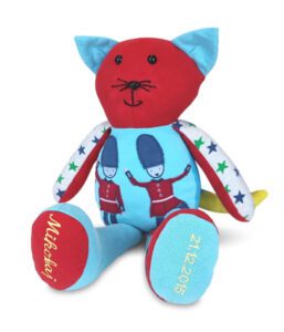 pluszak kotek z ubranek dzieciecych z haftowana personalizacja recznie szyty