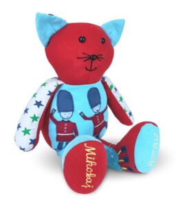 pluszak kotek z ubranek dzieciecych z haftowana personalizacja recznie szyty