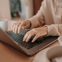 kobieta pracuje na laptopie drugie życie Twoich ubrań