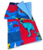 Kocyk patchwork z ubranek dziecięcych zlozony na bialym tle